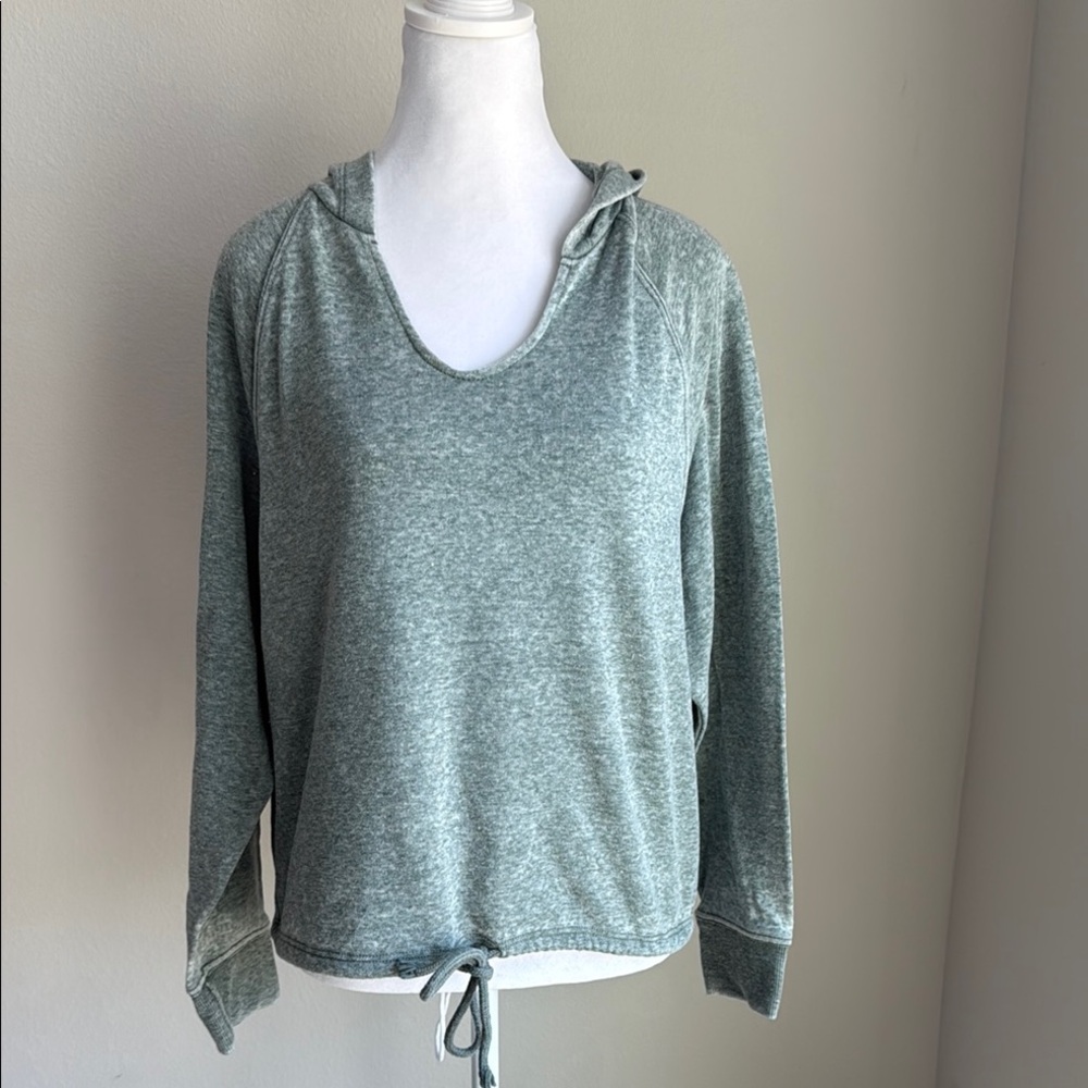 2 Liv women’s green longsleeve hooded crop top